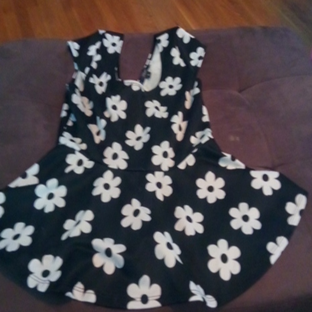 A nice black and white flower top